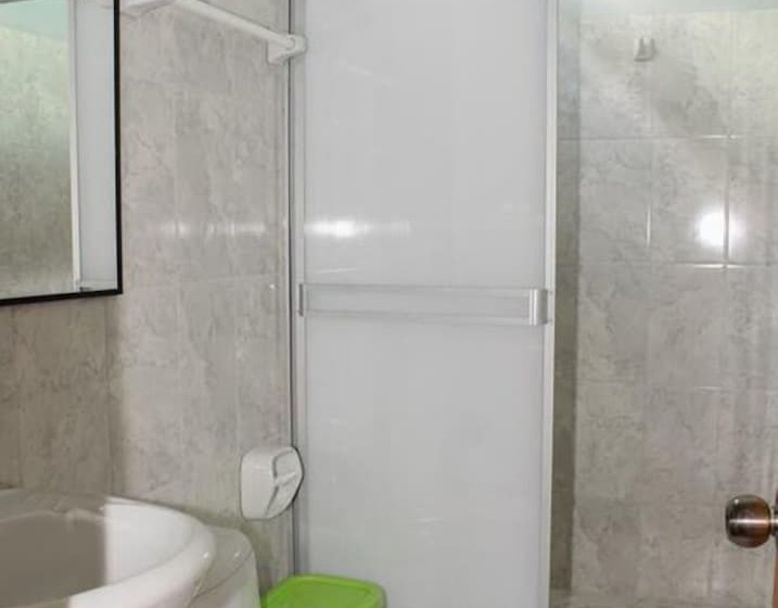 غرفة قياسية ثلاثية, Hostal Cordillera Azul