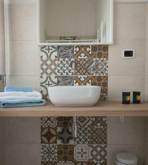 高级大房间, Civico 1