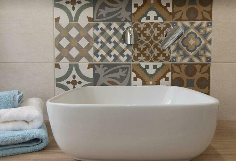 高级大房间, Civico 1