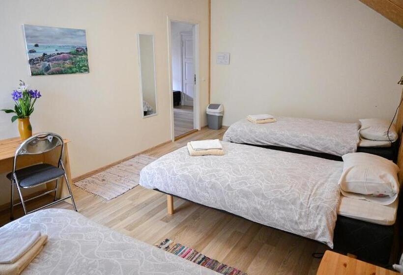 اتاق استاندارد سه تخته با چشم‌انداز باغ, Haapsalu Kunstikooli Hostel