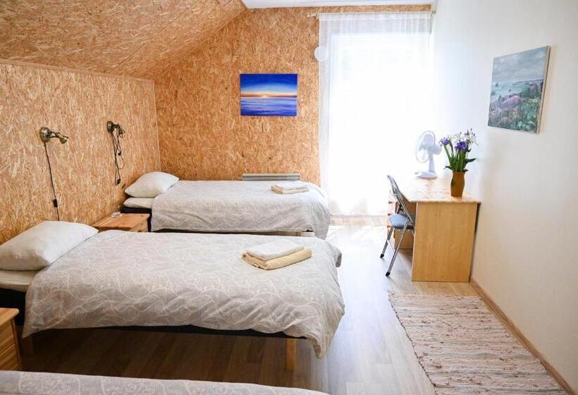 اتاق استاندارد سه تخته با چشم‌انداز باغ, Haapsalu Kunstikooli Hostel