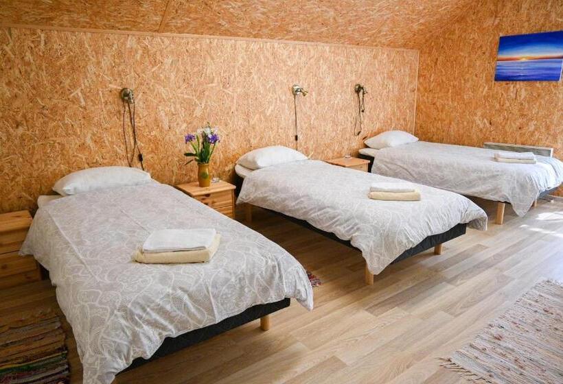 اتاق استاندارد سه تخته با چشم‌انداز باغ, Haapsalu Kunstikooli Hostel