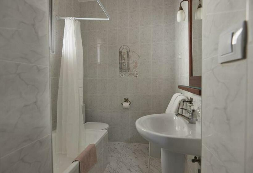 חדר סטנדרט לשלושה, Hostal Guerra