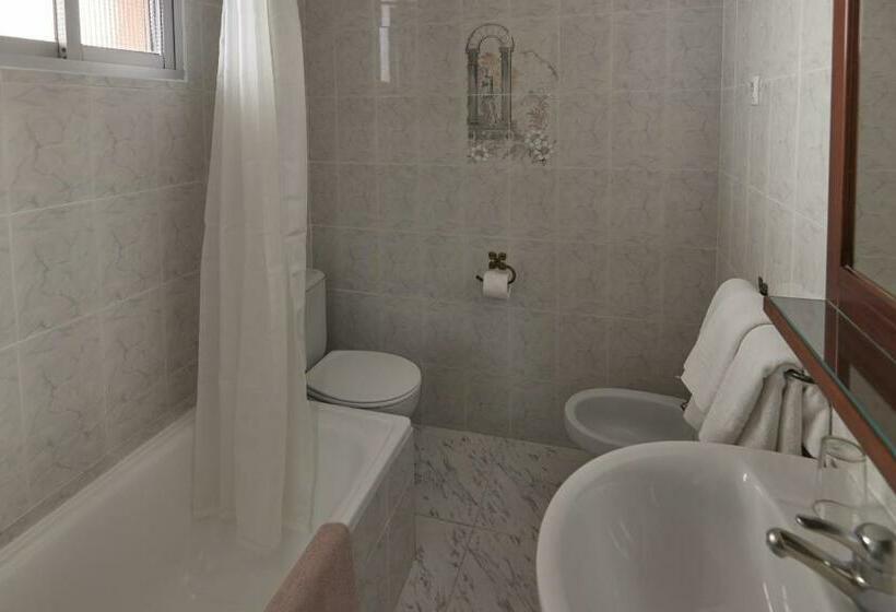 חדר סטנדרט לשלושה, Hostal Guerra