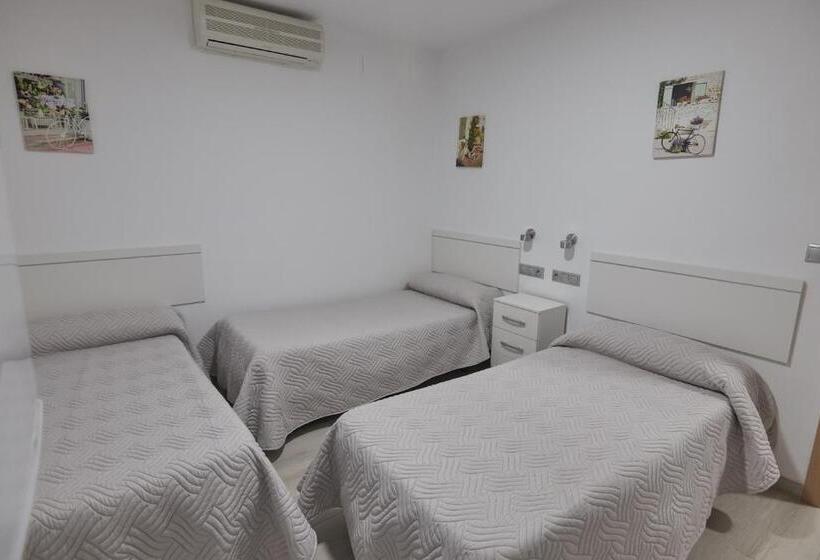 חדר קומפורט לשלושה, Hostal Guerra