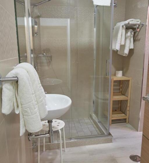 חדר קומפורט לשלושה, Hostal Guerra