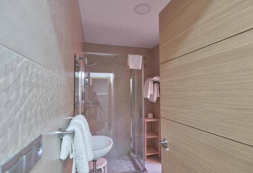 חדר קומפורט לשלושה, Hostal Guerra