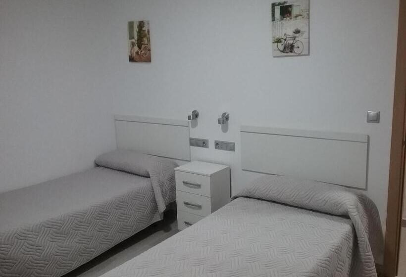 חדר קומפורט לשלושה, Hostal Guerra