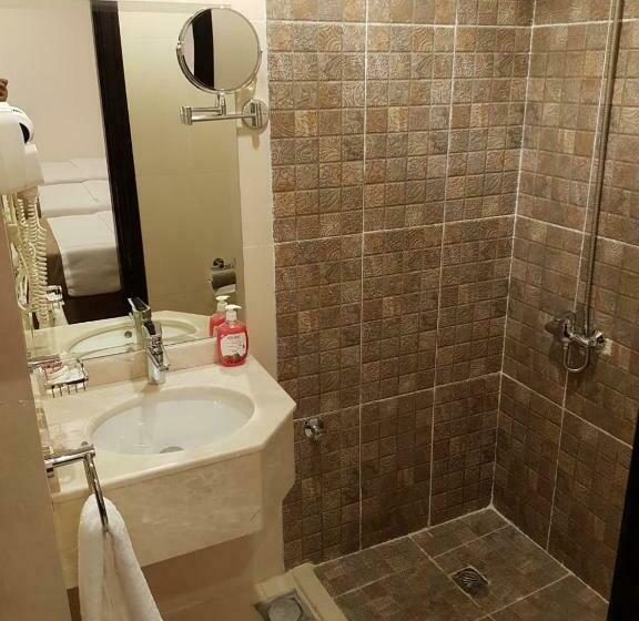 חדר בסיסי לשלושה, Beyza