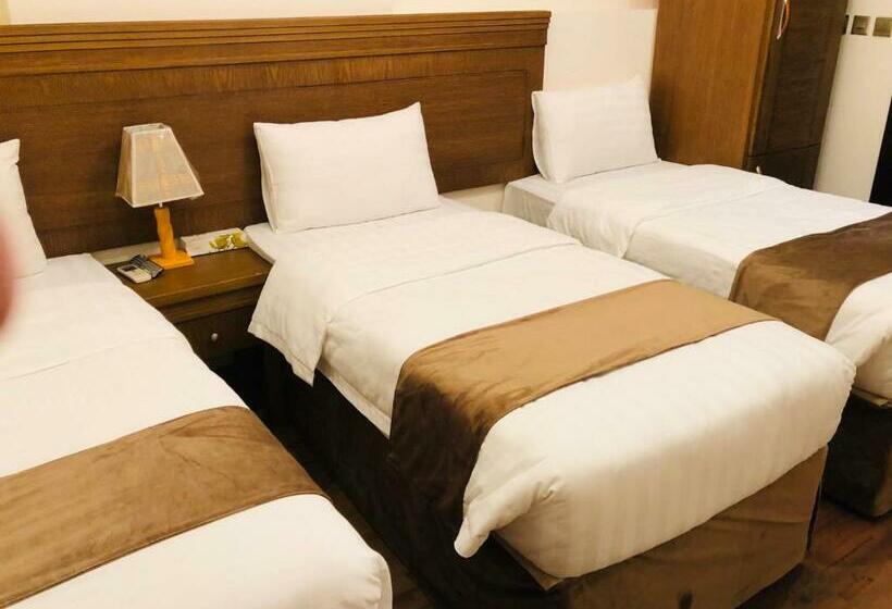 חדר בסיסי לשלושה, Beyza