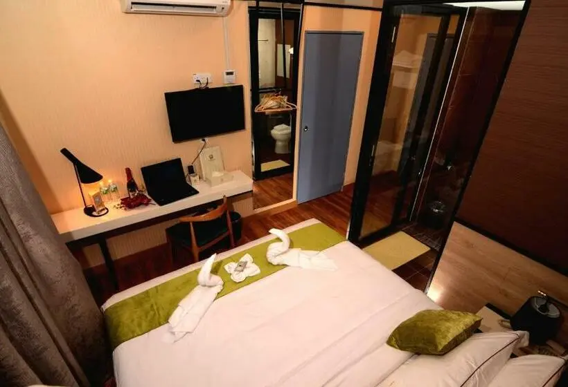 キングサイズベッドのデラックスルーム, Golden Roof Hotel, Seri Iskandar
