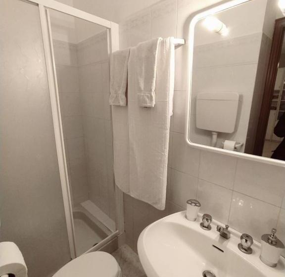 标准间, A Due Passi Dal Mare