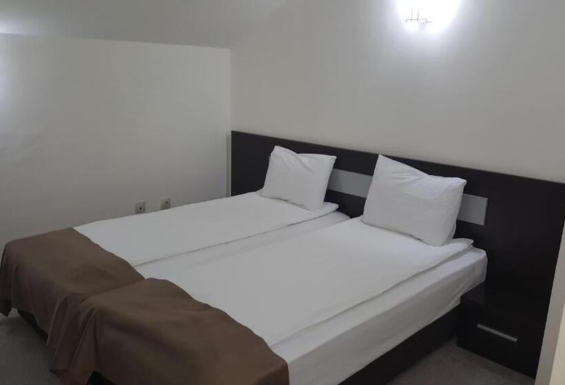 Habitaci�n Est�ndar Abuhardillada, Vikeya Guest House