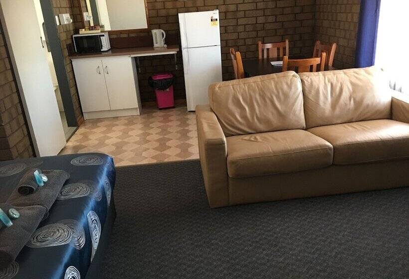اتاق خانوادگی, Airport Whyalla Motel