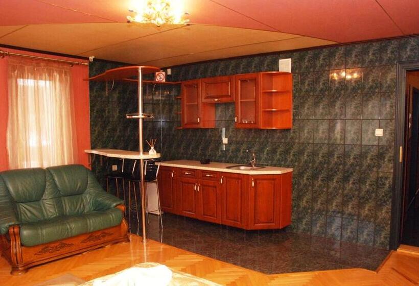 جناح جونيور, Argo