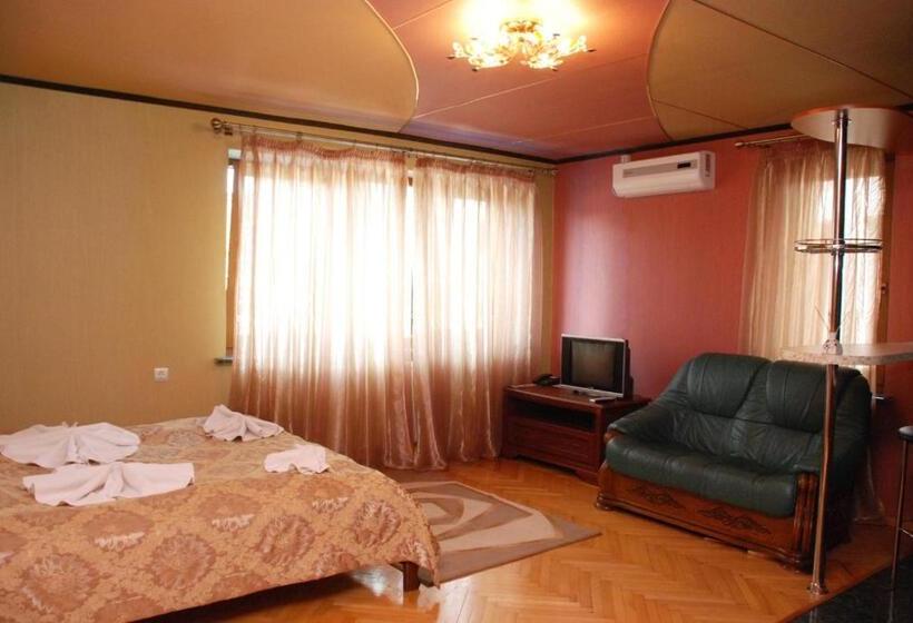 جناح جونيور, Argo