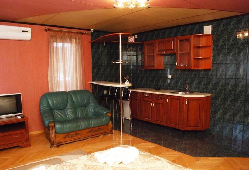 جناح جونيور, Argo