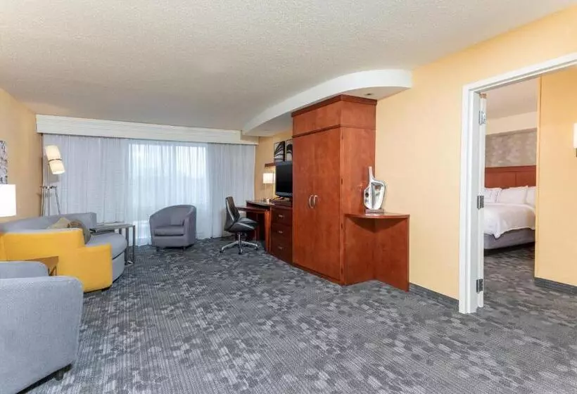 キングサイズベッドのスイートルーム, Courtyard Milwaukee Airport