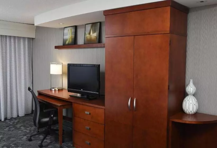 Standard Room King Bed Adapted for people with reduced mobility