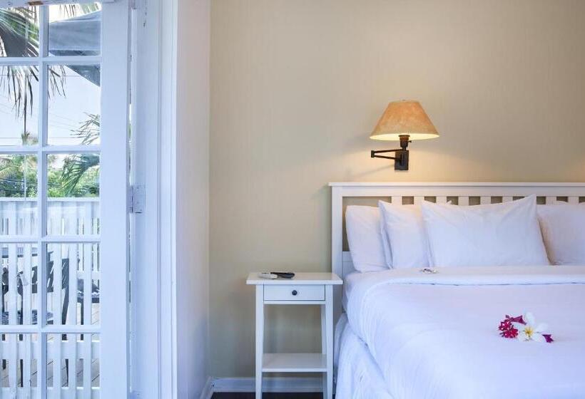 מיטת קינג בסוויטה, Southernmost Inn Adult Exclusive