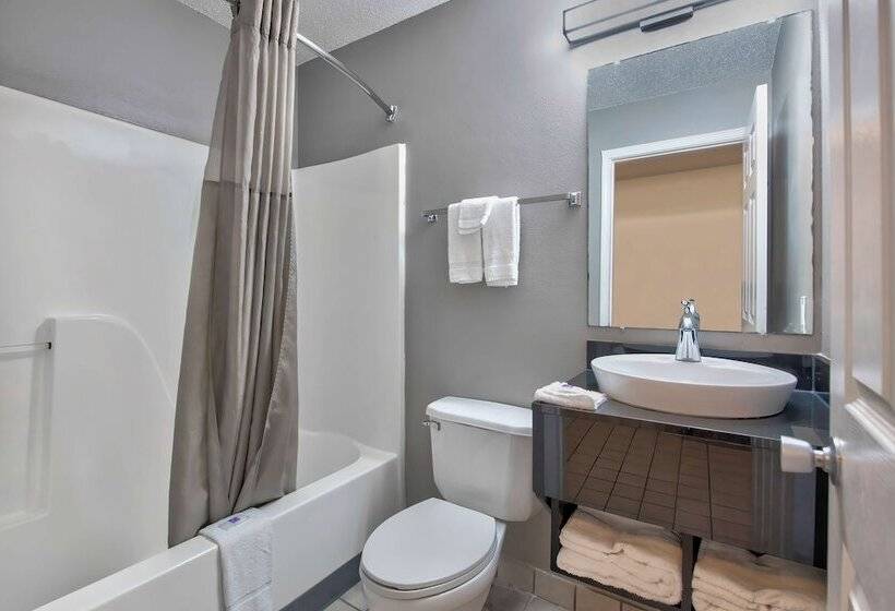 غرفه قياسيه سريرين مزدوجين, Studio 6pascagoula, Ms