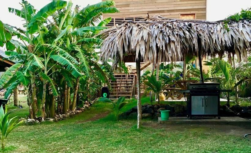 هزینۀ خدمات رفاهی بیشتر, Camp Utila Village   Hostel