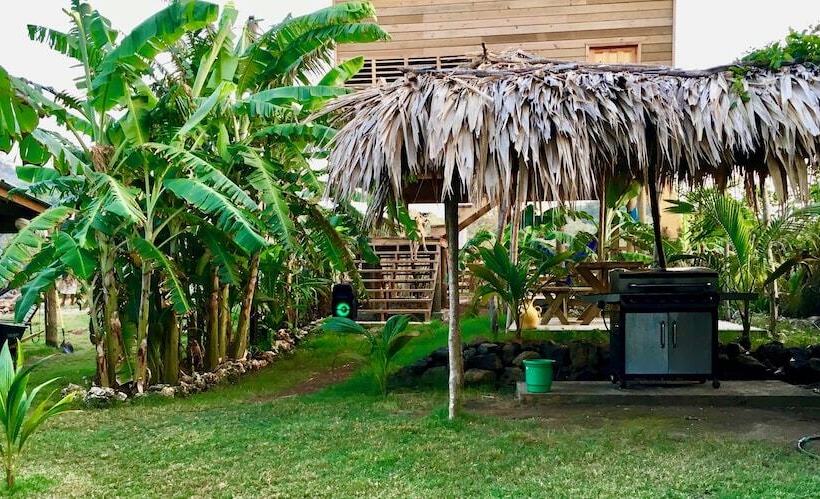 هزینۀ خدمات رفاهی بیشتر, Camp Utila Village   Hostel