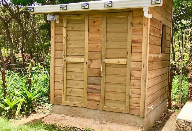 هزینۀ خدمات رفاهی بیشتر, Camp Utila Village   Hostel