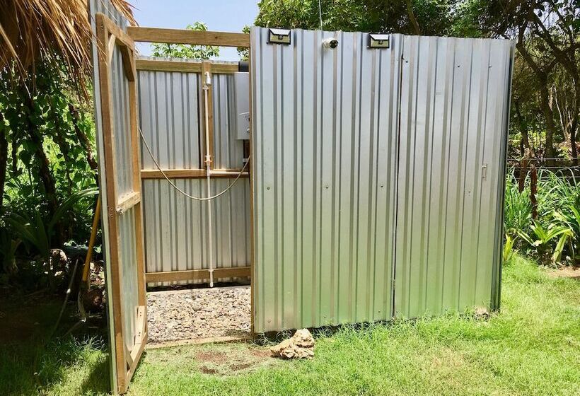 هزینۀ خدمات رفاهی بیشتر, Camp Utila Village   Hostel