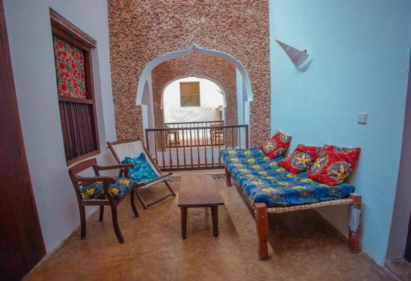 اتاق استاندارد سه نفره, Amu House