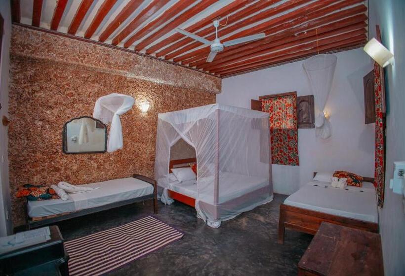 اتاق استاندارد سه نفره, Amu House