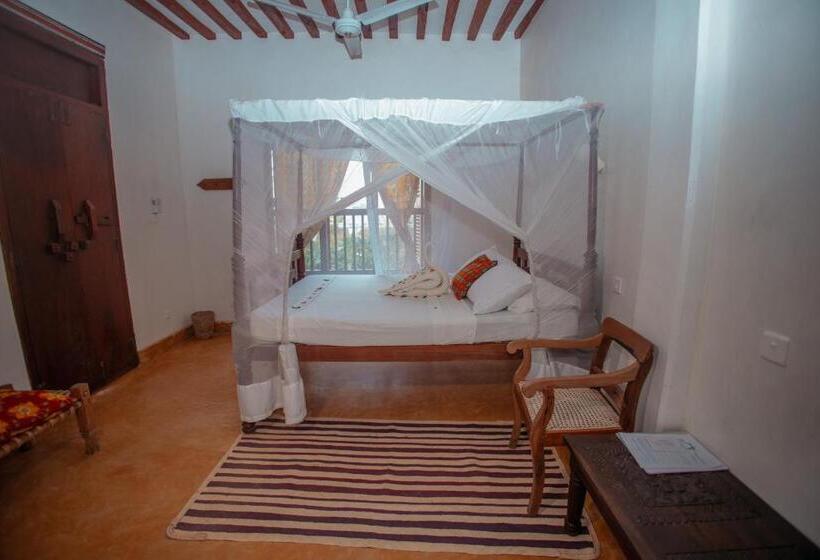 اتاق استاندارد سه نفره, Amu House