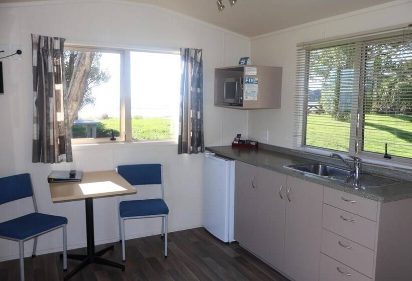 Студио Базик, Pohara Beach Top 10 Holiday Park