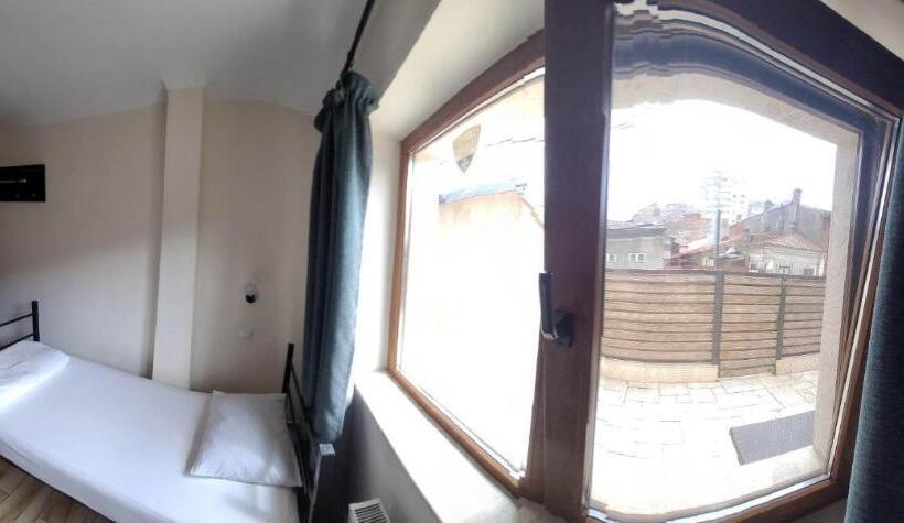 اتاق استاندارد یک تخته با سرویس بهداشتی مشترک, Byzanthin Hostel