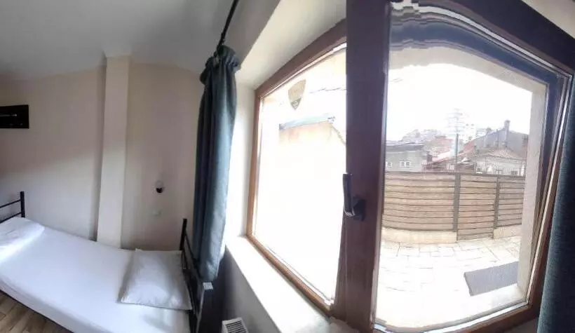 اتاق استاندارد یک تخته با سرویس بهداشتی مشترک, Byzanthin Hostel