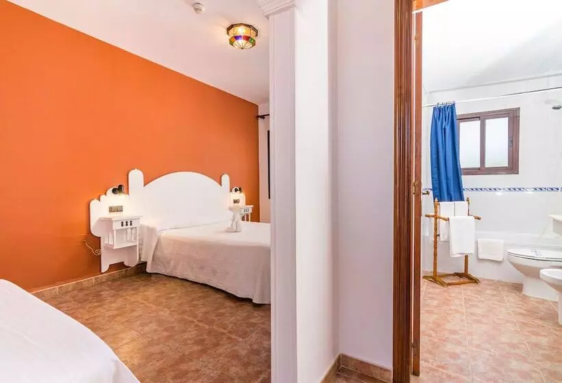 اتاق استاندارد با چشم‌انداز استخر, Hostal Alhambra