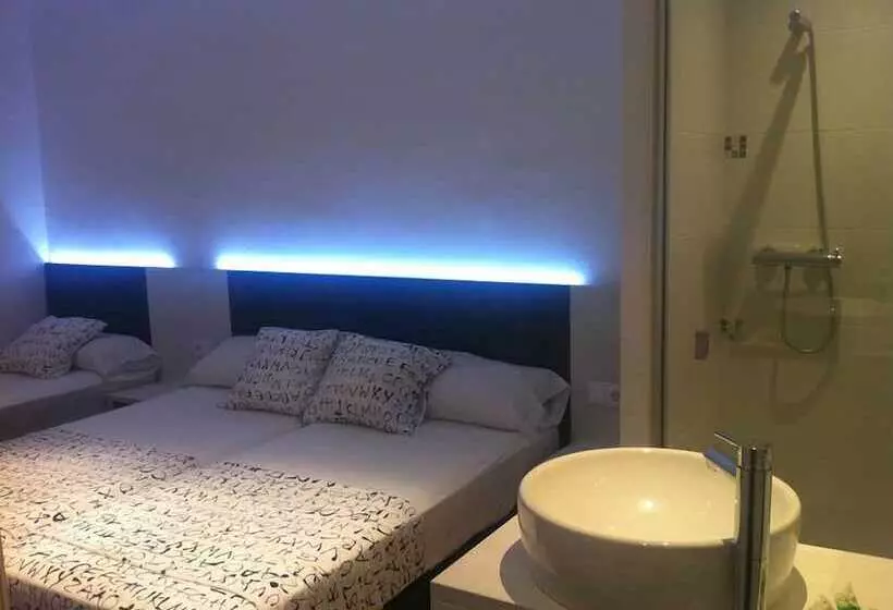 اتاق استاندارد سه نفره, Hostal Ribas