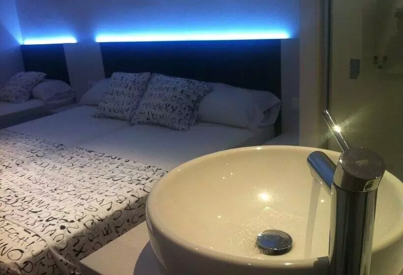 اتاق استاندارد سه نفره, Hostal Ribas