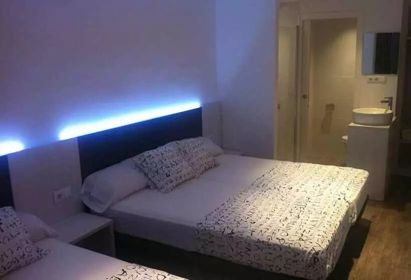اتاق استاندارد سه نفره, Hostal Ribas
