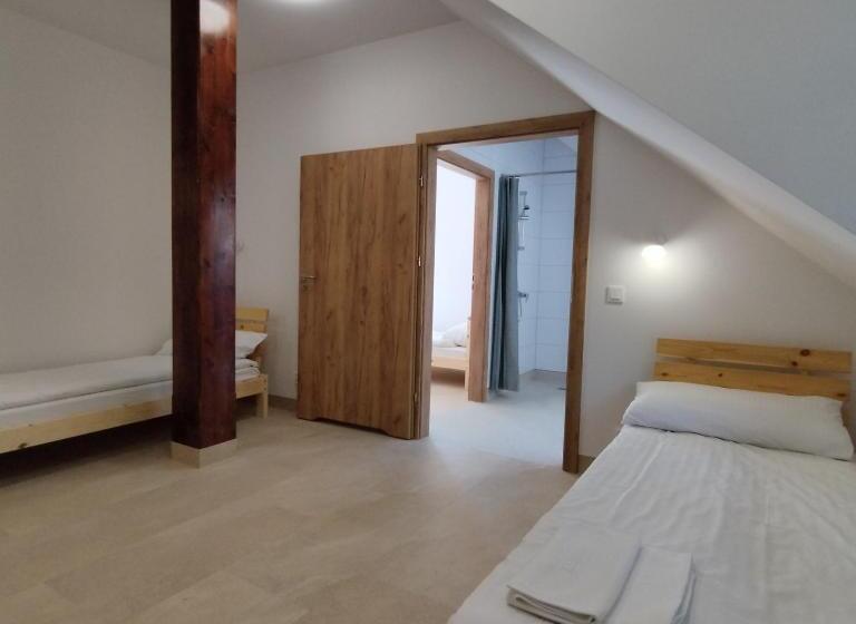 سوییت, Aparthotel Kontrast