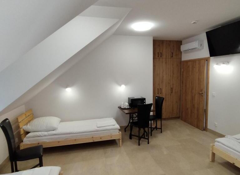 سوییت, Aparthotel Kontrast