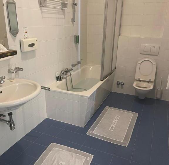 Семейный Номер Вид на Горы, Kürschner