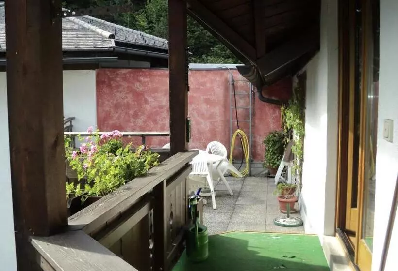 テラス付き１ベッドルームアパートメント, Kürschner