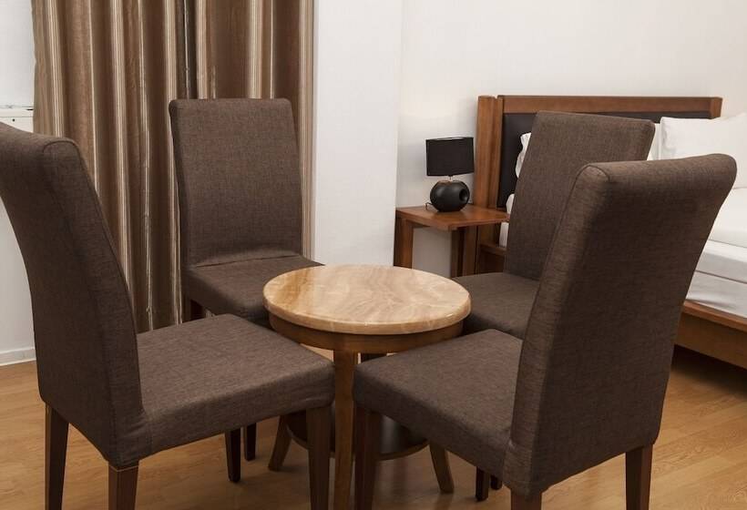 Habitación Familiar Baño Compartido, Expo Stockholm