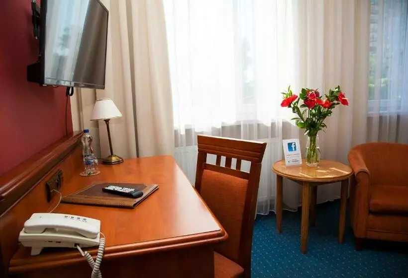 Standard Yhden Hengen Huone, Załęże
