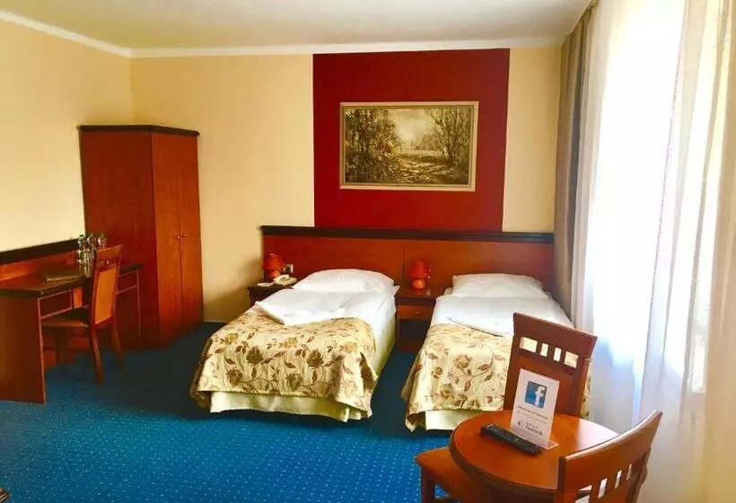 Standard Kolmen Hengen Huone, Załęże