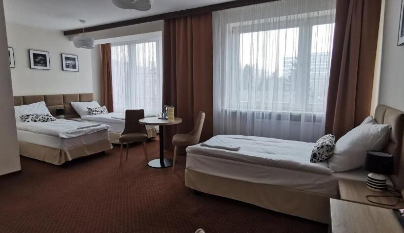 اتاق سوپریور سه تخته, Załęże