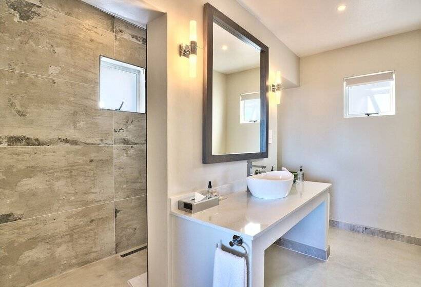 سوییت با چشم‌انداز دریا, Ocean View House