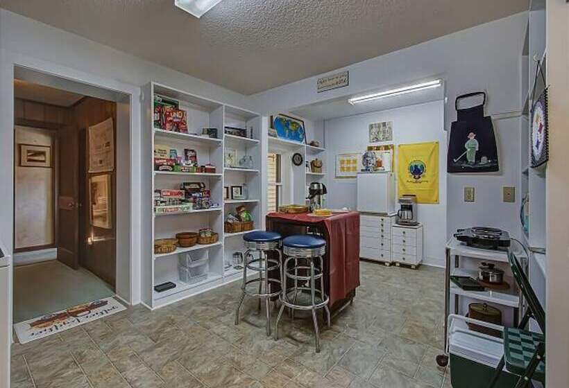 1间卧室的房子, Far Horizons #416