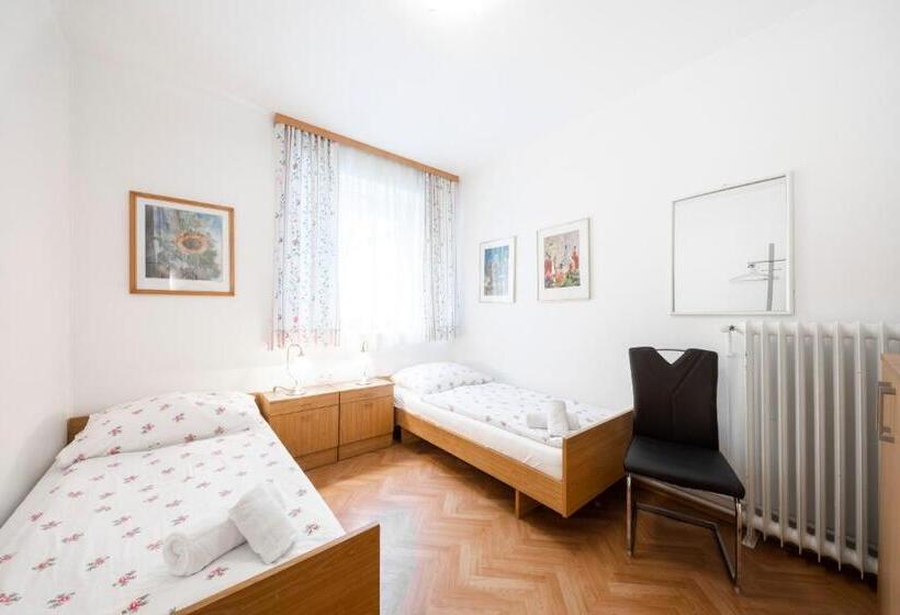 스탠다드 스튜디오, Madar Café Restaurant Zum Fürsten